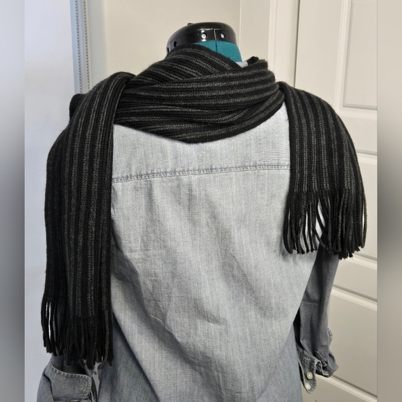 MICHAEL KORS LONG BLACK & GREY STRIPE SCARF FRINGE ENDS UNISEX OS WINTER COSY - Picture 2 of 12